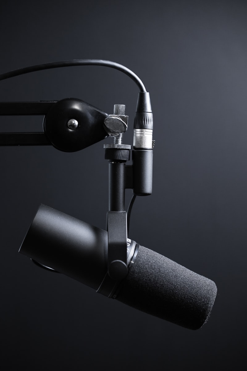 Professionelles Podcast-Studio mit Mikrofonen und Kopfhörern